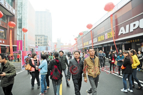 春节过后，很快就是3·15促销节点，长沙各大家居建材市场都在积极备战吸引消费者。 资料图片